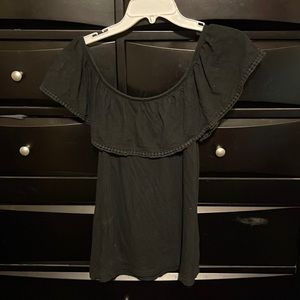 Super fun black ruffle neck short sleeve shirt